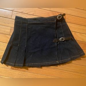 Brandy Melville Dana Buckle Skirt Pleated